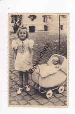 altes Originalfoto Kind mit Kinderwagen und Puppe Puppenmutti ca. 1930er-50er