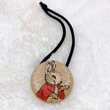 Peter Hase bedeckt Knopf