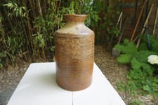 Vase braun Studiokeramik  H 25 cm B 13/7  cm 1960er  signiert