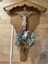 Kruzifix Kreuz Holz mit Dach und Blumenkasten