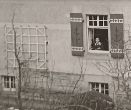 Frau schaut aus - dem, fenster