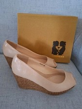 NEU Pumps Peeptoe mit Keilabsatz, beige, Sohle Rattanoptik