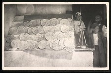 Foto-AK Arabische Bäcker verkaufen Fladenbrot 