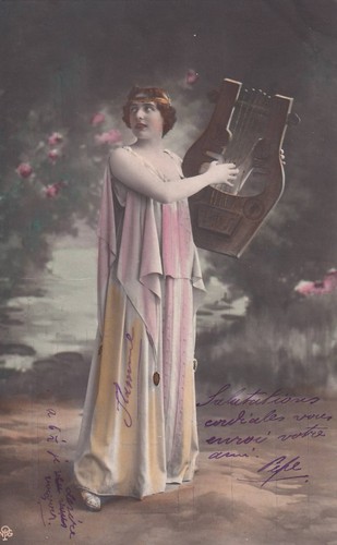 Foto frau spielt lyra - spielt,