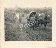 Foto WK II Wehrmacht Landschaft Behelfsbrücke Matsch Piste Pferdekutschen K1.75