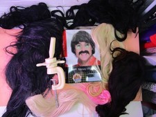 2 x Perücken 8 Haarteile KONVOLUT + Tischklemme PERÜCKENSTÄNDER Theater Kostüm Verkleidung