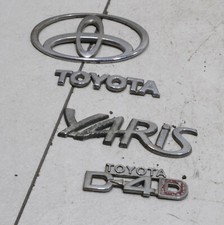 TOYOTA Yaris Bj 2005 Emblem Schriftzug TOYOTA YARIS D-4D #93305-F231