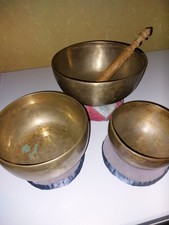 3 Klangschalen mit Klangkissen, Messing,3 Größen 