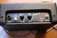 Mini Gitarren Verstärker MINI-9 MIC &GUITAR AMPLIFIER  mit 9 Vt Batteriebetrieb