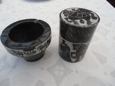 Aschenbecher u. Zigarettendose mit Deckel . Marmor. Mit alten Motiven. Schwarz.