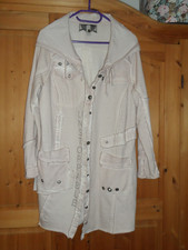 Lange Sweatjacke, blass rosa, Kapuze, viele Details, von TREDY, Gr. 46