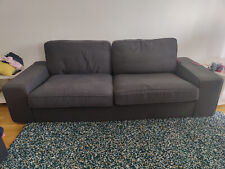Komfortables Kivik 3er Sofa mit passendem Hocker