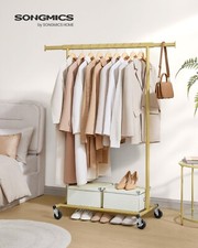 Kleiderständer auf Rollen