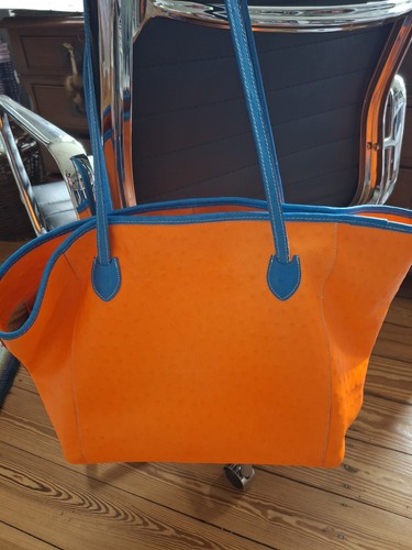 Einzigartiger orangefarbener