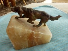 Alte  Hund Figur messing auf granit gravur mit defekten. Gebraucht.