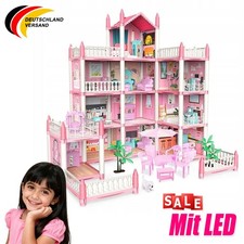 Puppenhaus mit Möbeln und