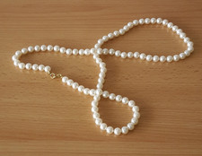 Schöne ältere Perlenkette, Perlen unecht. Verschluss Metall.