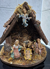 Alte Krippe Weihnachts Krippe mit Figuren / aus Holz