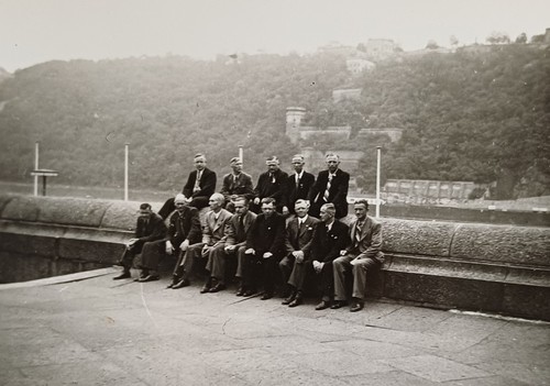 Gruppenfoto männer sitzen - gruppenfoto, am
