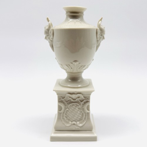 Postamentvase mit satyr - mit, |