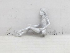 Frau im Kleid sitzend