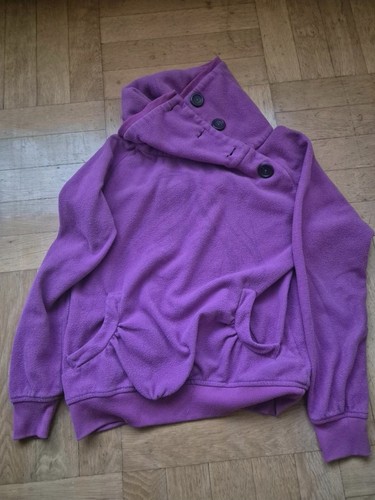 Lila pullover mit - mit, knopfleiste