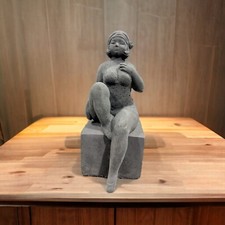 Badenixe auf einem Sockel