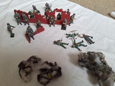 Soldatenfiguren und Mauerreste Modellbau (fertig gebaut und bemalt) Maßstab 1:35