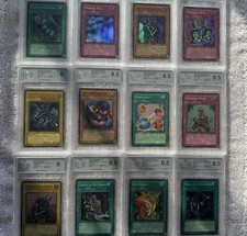 Yugioh Karten 12x PGS Grading Ultra / Super Rare Red Eyes Dragon SDJ-001