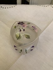 Dose satiniertes Glas mit Veilchen Emaillemalerei antik Jugendstil