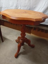 Kleiner Beistelltisch, voll Holz mit Intarsien-Einlagen Stilmöbel