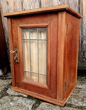 Uralter Apothekerschrank