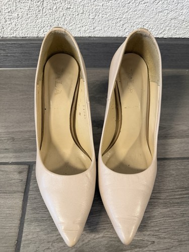 Spitz zulaufende beige