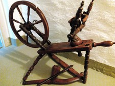 schönes antikes Spinnrad, antik, leicht reparaturbedürftig, tolles Deko-Objekt