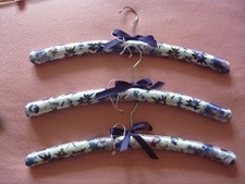 Kleiderbügel, gepolstert/Satin/Schleife, Weiß/Lila Bunt geblümt ca. 43 cm Neu