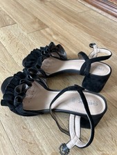 Schicke Geox Offene Schuhe in Schwarz Wildleder Optik/ Silbernen Lederverzierun