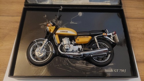 Minichamps suzuki gt 750j - 1/12,