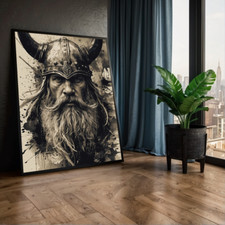 Wikinger-Krieger mit Hörnerhelm – Nordisches Porträt in Schwarz-Weiß – Leinwand