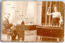 Clown am Klavier und Frau mit