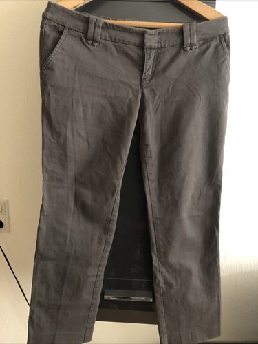 Eine olivegrüne damen hose - eine,