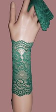 wunderschöne  Armstulpen aus elastischer Spitze in smaragd grün