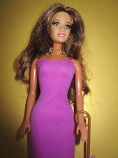 B860) BRÜNETTE BARBIE RAQUELLE ECHTE WIMPERN SCHLAUCHKLEID+KETTE+SCHUHE+SCHIRM