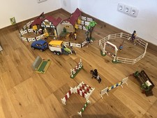 Playmobil 6926 Reiterhof mit Erw. 5223 Jeep Pferdeanhänger und Reitplatz