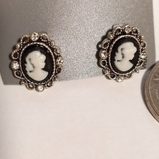 Ohrstecker schwarz weißer Frauenkopf Gemme wunderschön verziert  ca 1,5   cm