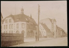 Ansicht Brand, Marktplatz mit Sparkasse, Ratskeller, Rathaus & Geschäftshaus G. 