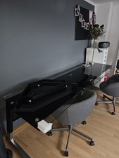 Büroschreibtisch  Glasarbeitsplatte mit Metallgestell