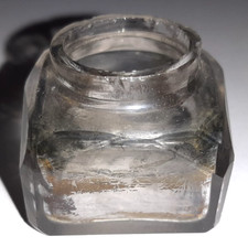 Altes kleines Tintenfass aus