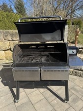 pellet grill smoker fire in Schwarz von Weber