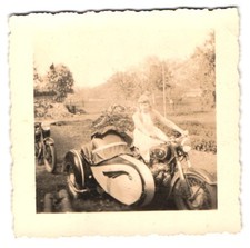 Fotografie junge Frau auf Motorrad IFA-BK 350 mit Beiwagen 