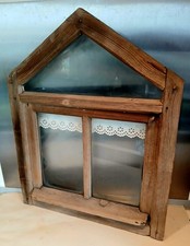 Uraltes kleines Fenster Holz